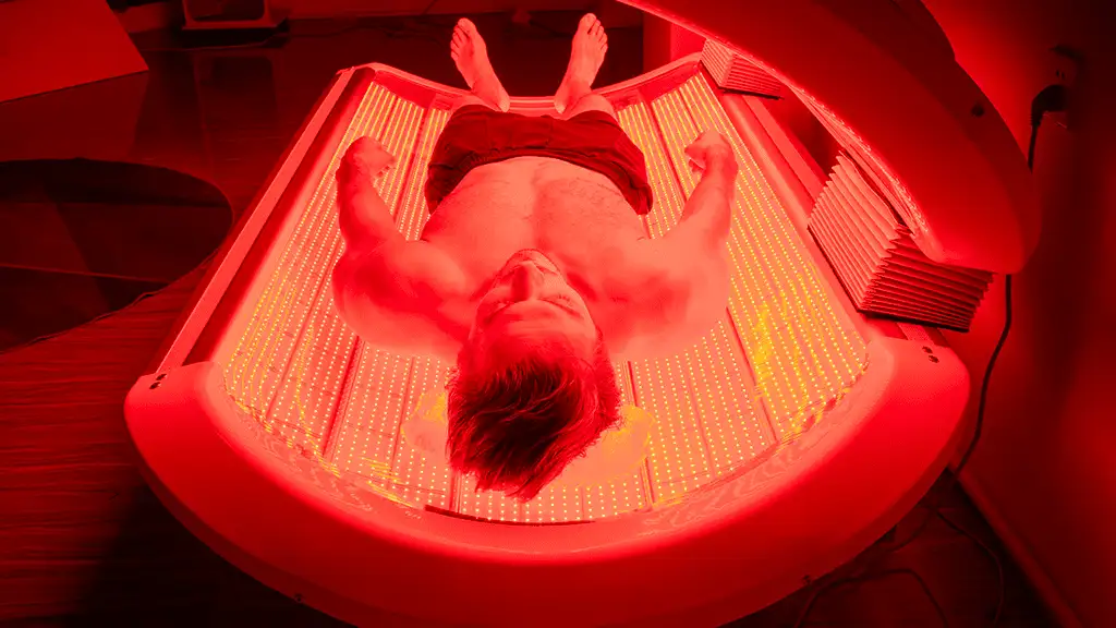 Terapia de luz roja antes de acostarse o no