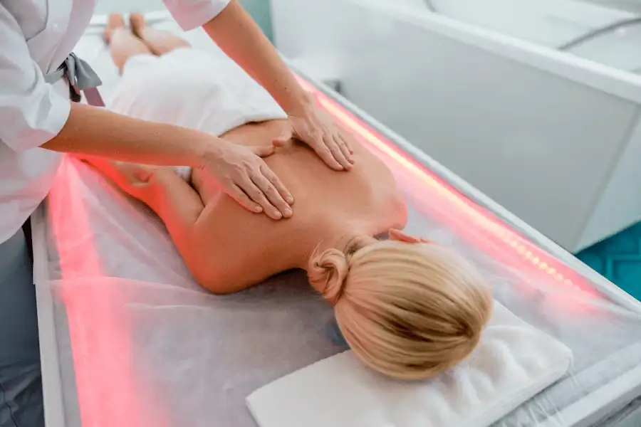 Corps de massage avec divice de lumière rouge
