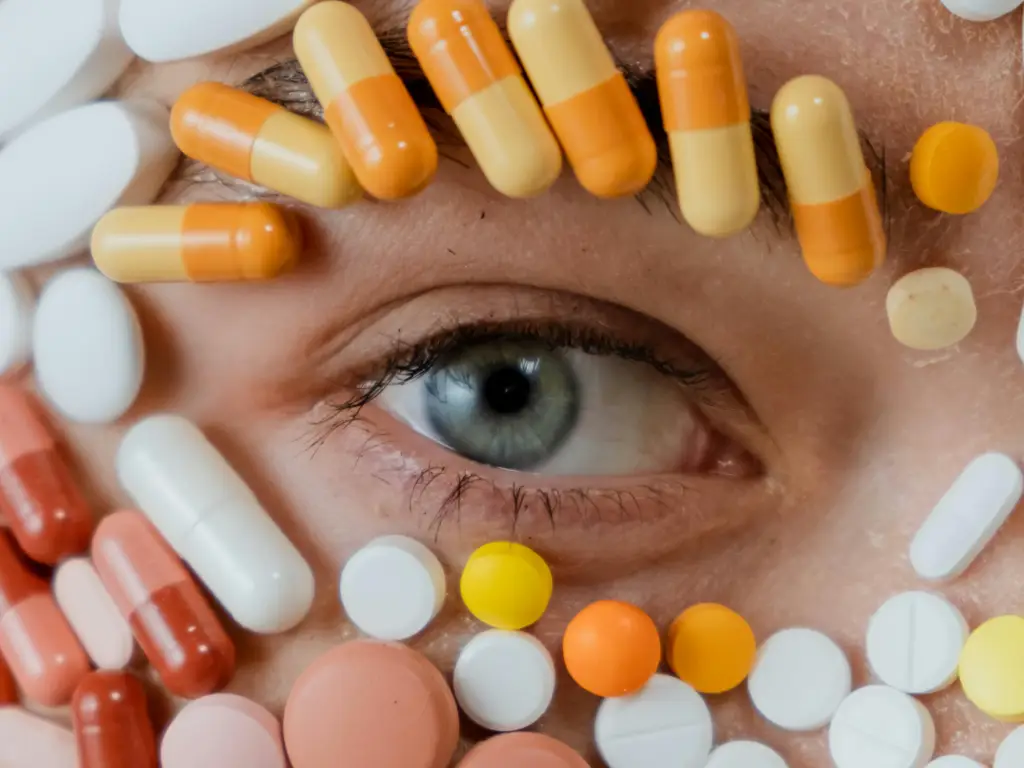red light therapy harm to eyes 2